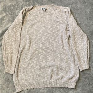 🛍 Quarter sleeve sweater.